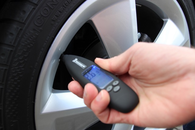 meridlo tlaku pneu