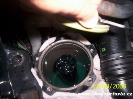 Výměna naftového filtru Škoda Octavia 7