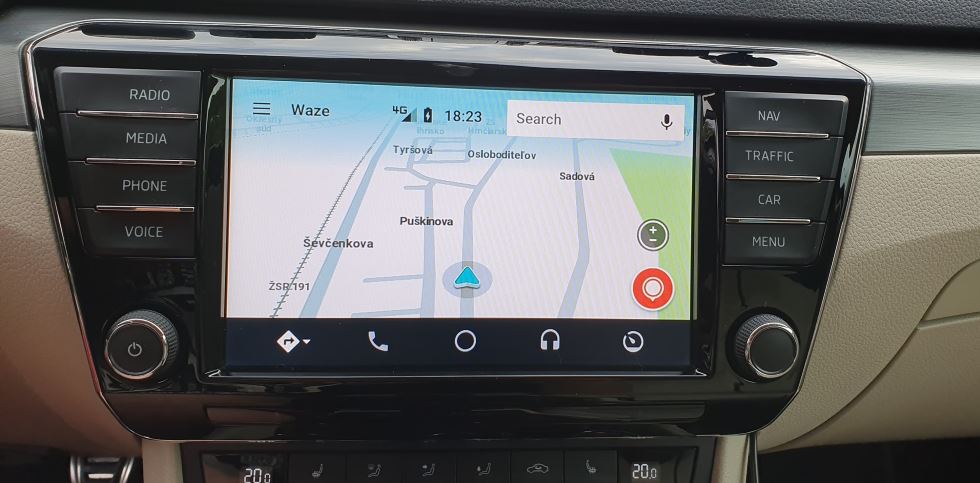 Navigace aplikace waze přímo přes Columbus Octavia CarPlay