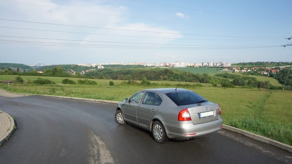 Foto auta s výhledem na Prokopské údolí Octavia